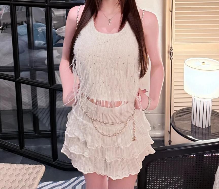 CHANE25SS Rhinestone Feather Knit Vest