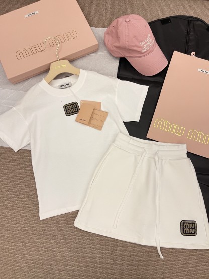 MIU25SS Gold Embroidered Monogram Set