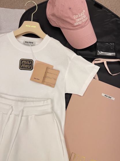 MIU25SS Gold Embroidered Monogram Set