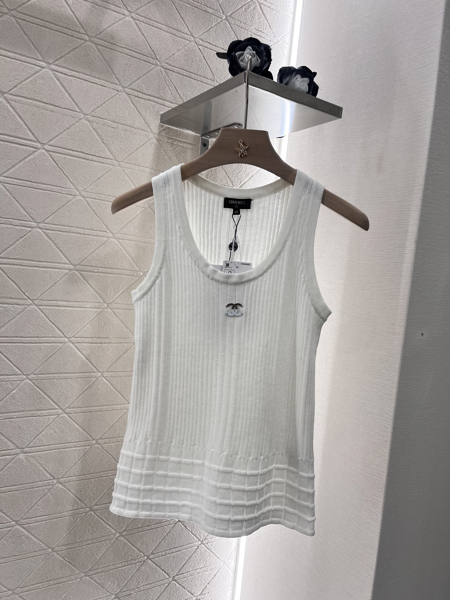 CHANE25SS three-dimensional patterned knitted vest