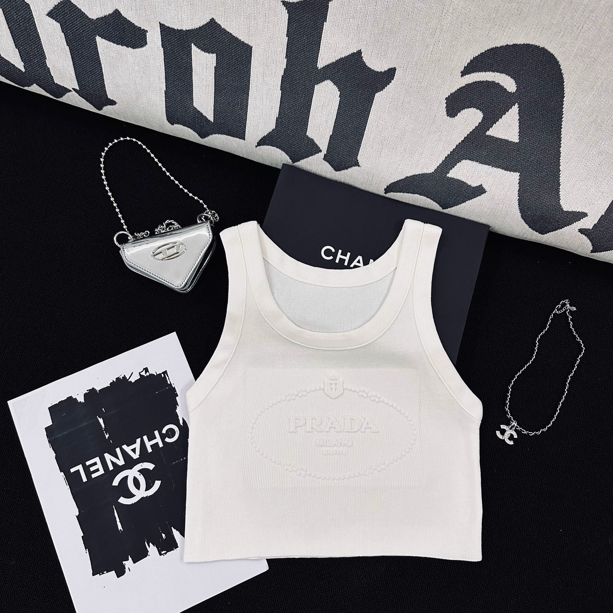 PRAD25SS Solid Color Crew Neck Letter Embossed Knit Tank Top