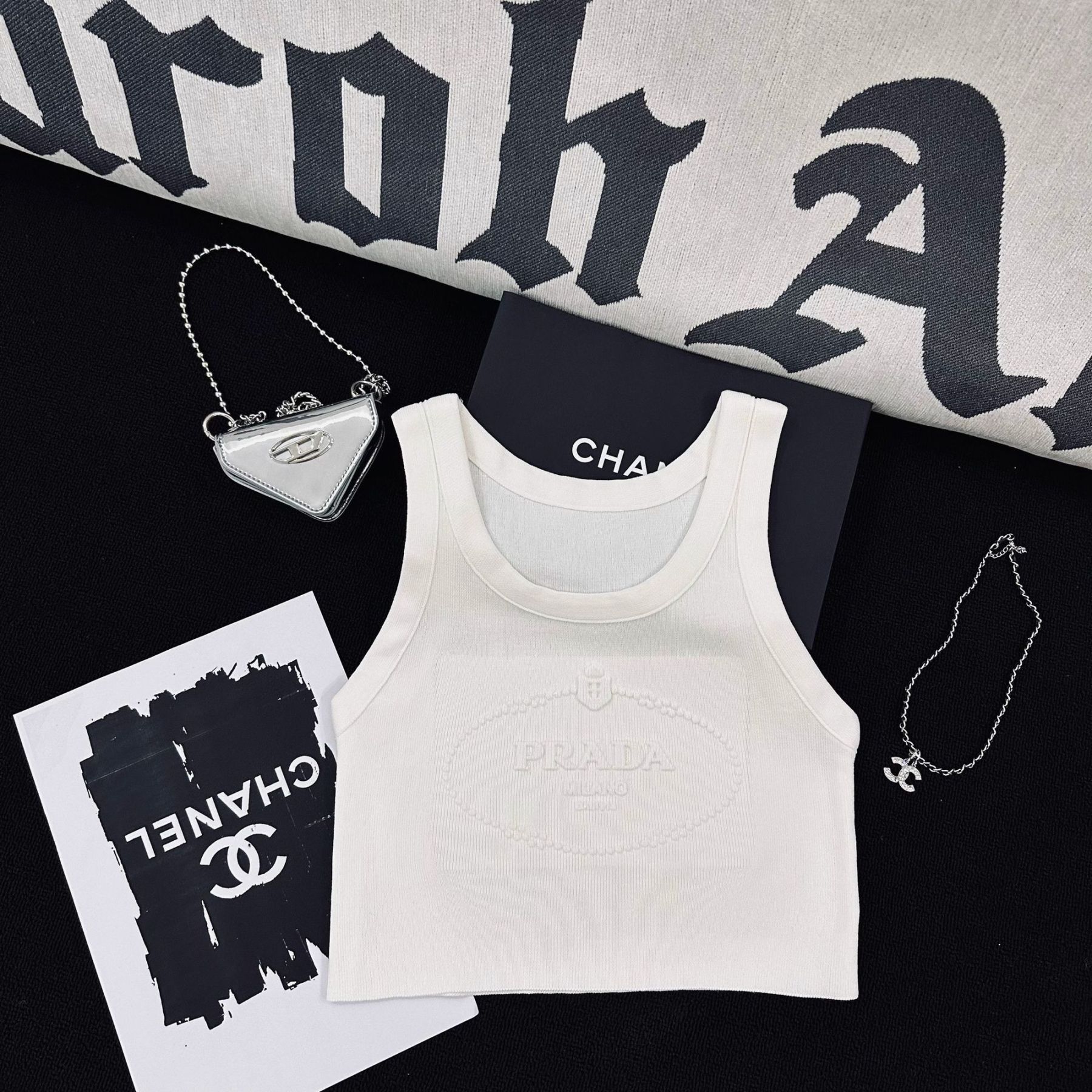PRAD25SS Solid Color Crew Neck Letter Embossed Knit Tank Top
