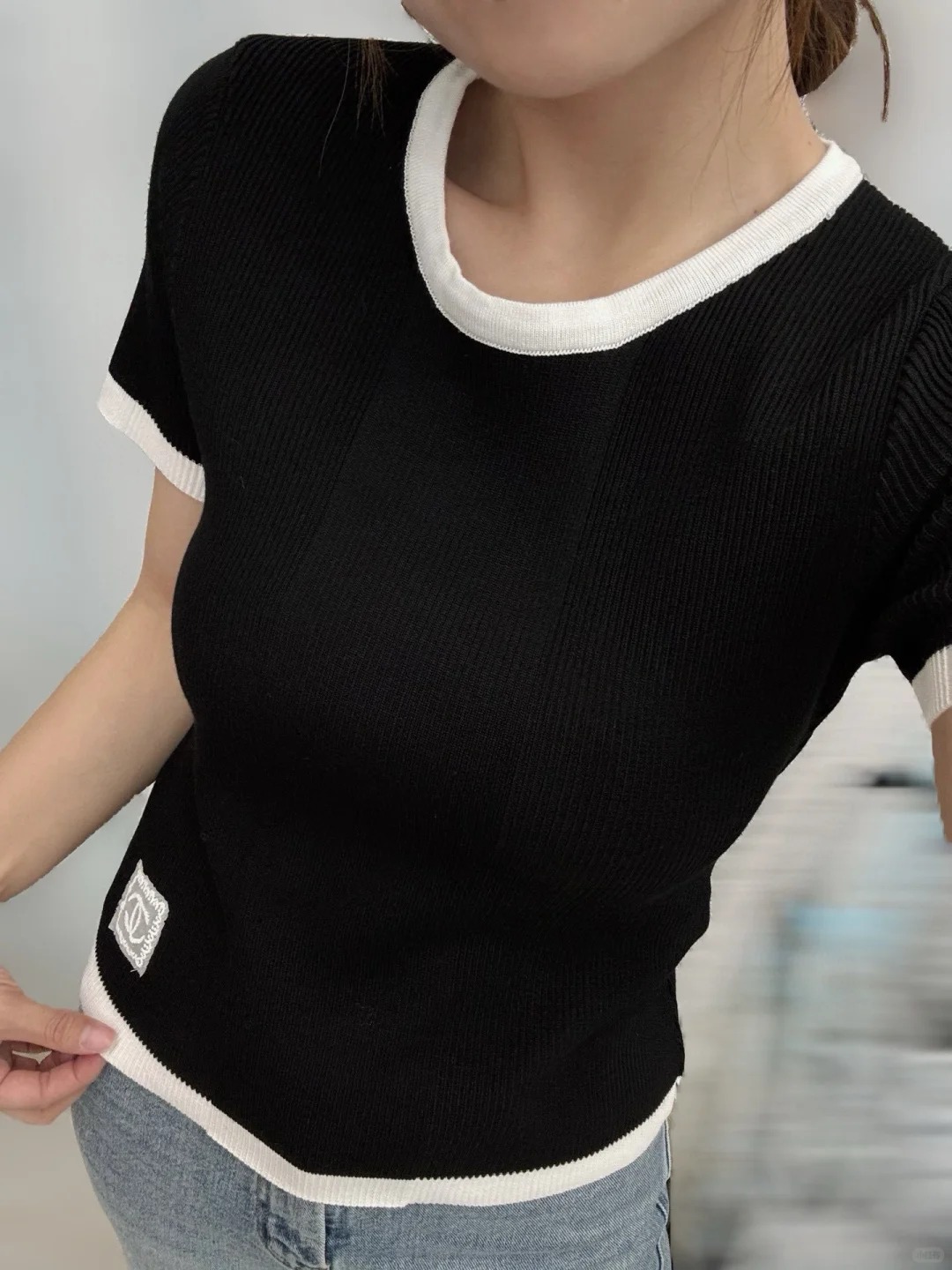 CHANE25SS colourblocked trim slim-fit knit top