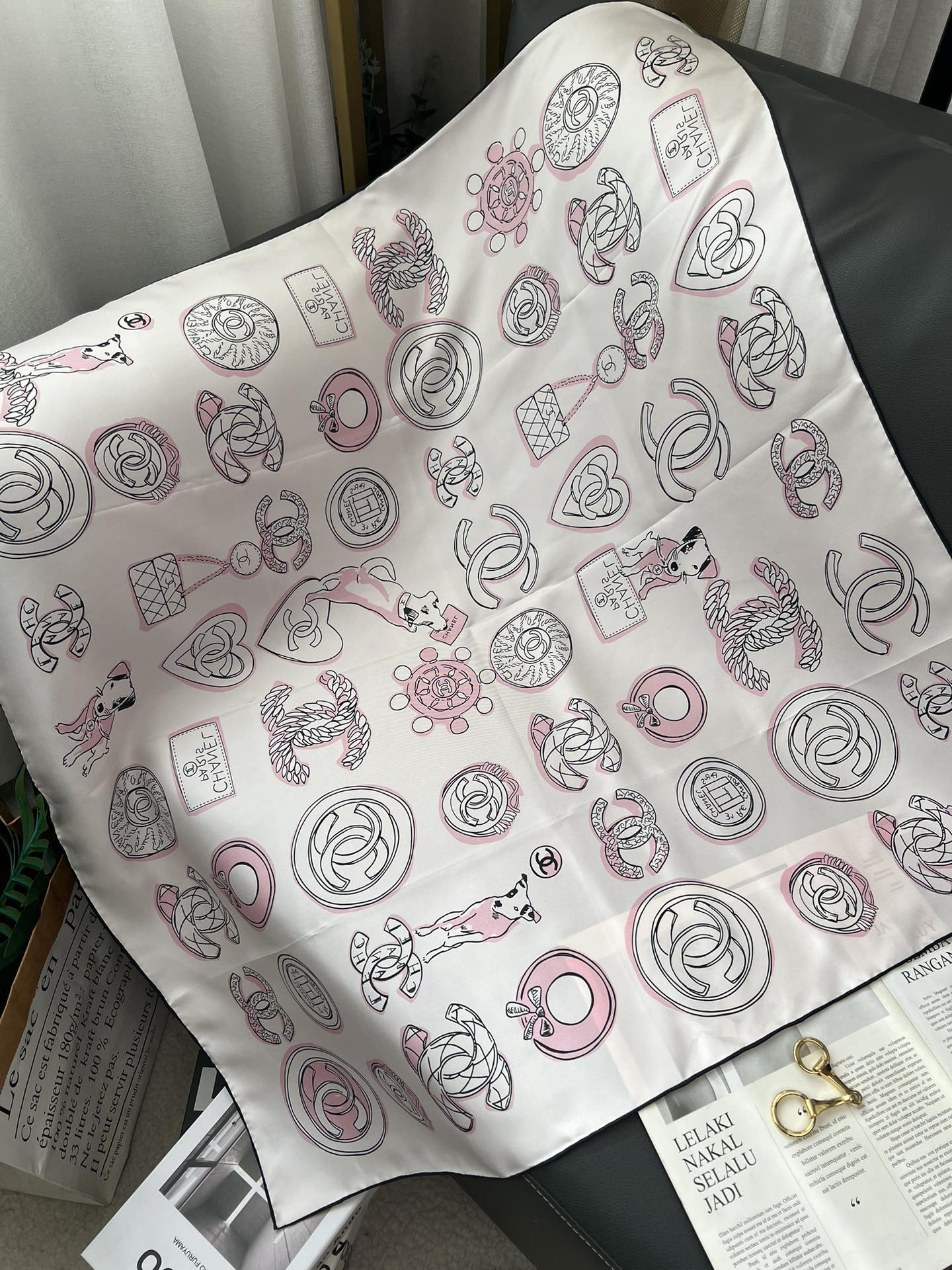 CHANE Puppy Love Logo 90CM Top Twill Silk Square Scarf