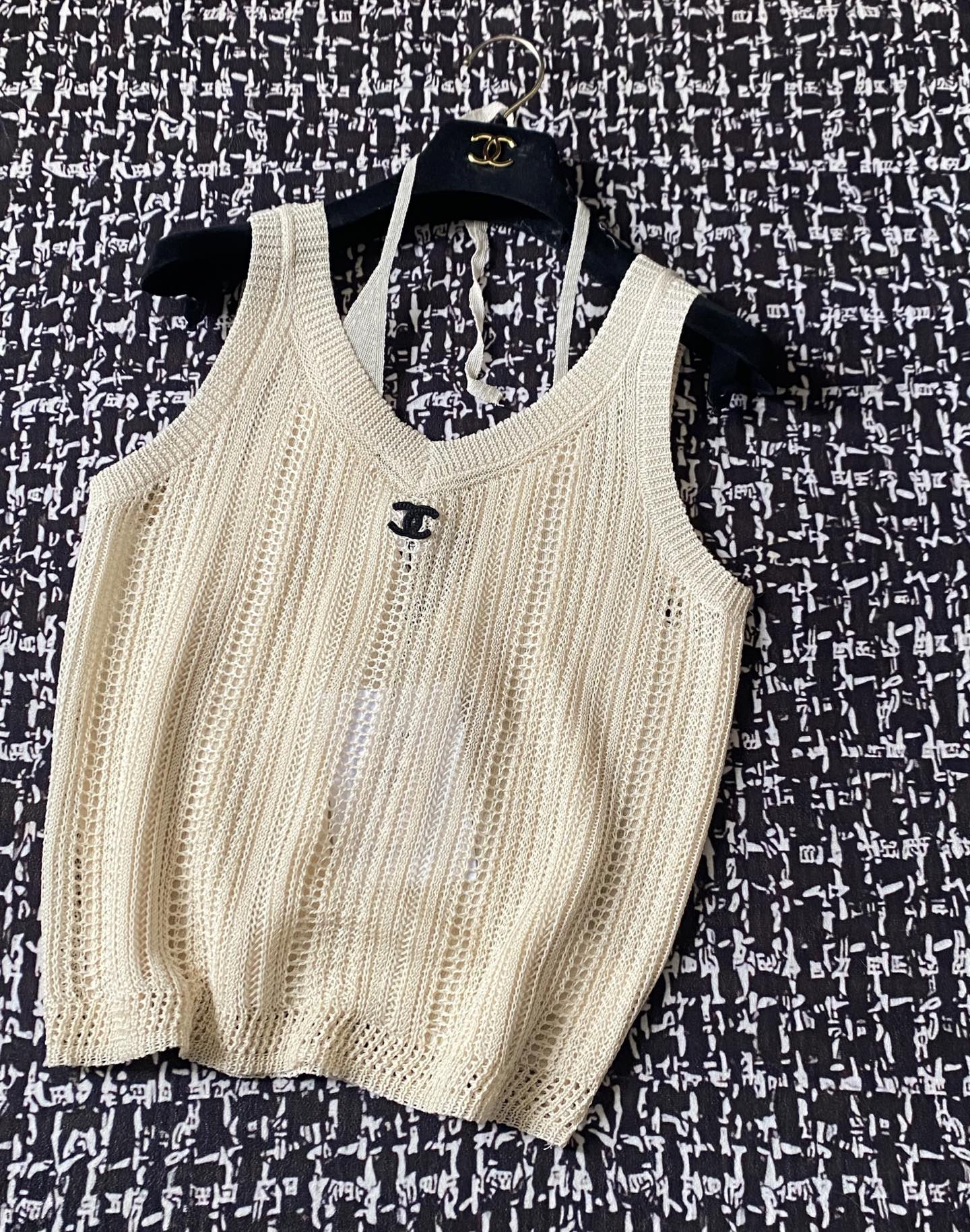 CHANE25SS Cutout False Two Piece Neck Knit Tank Top