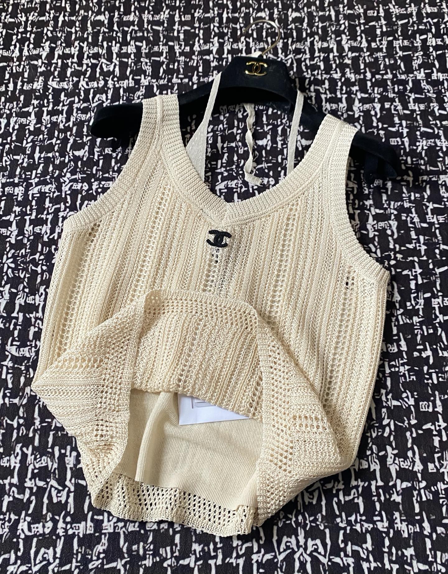 CHANE25SS Cutout False Two Piece Neck Knit Tank Top