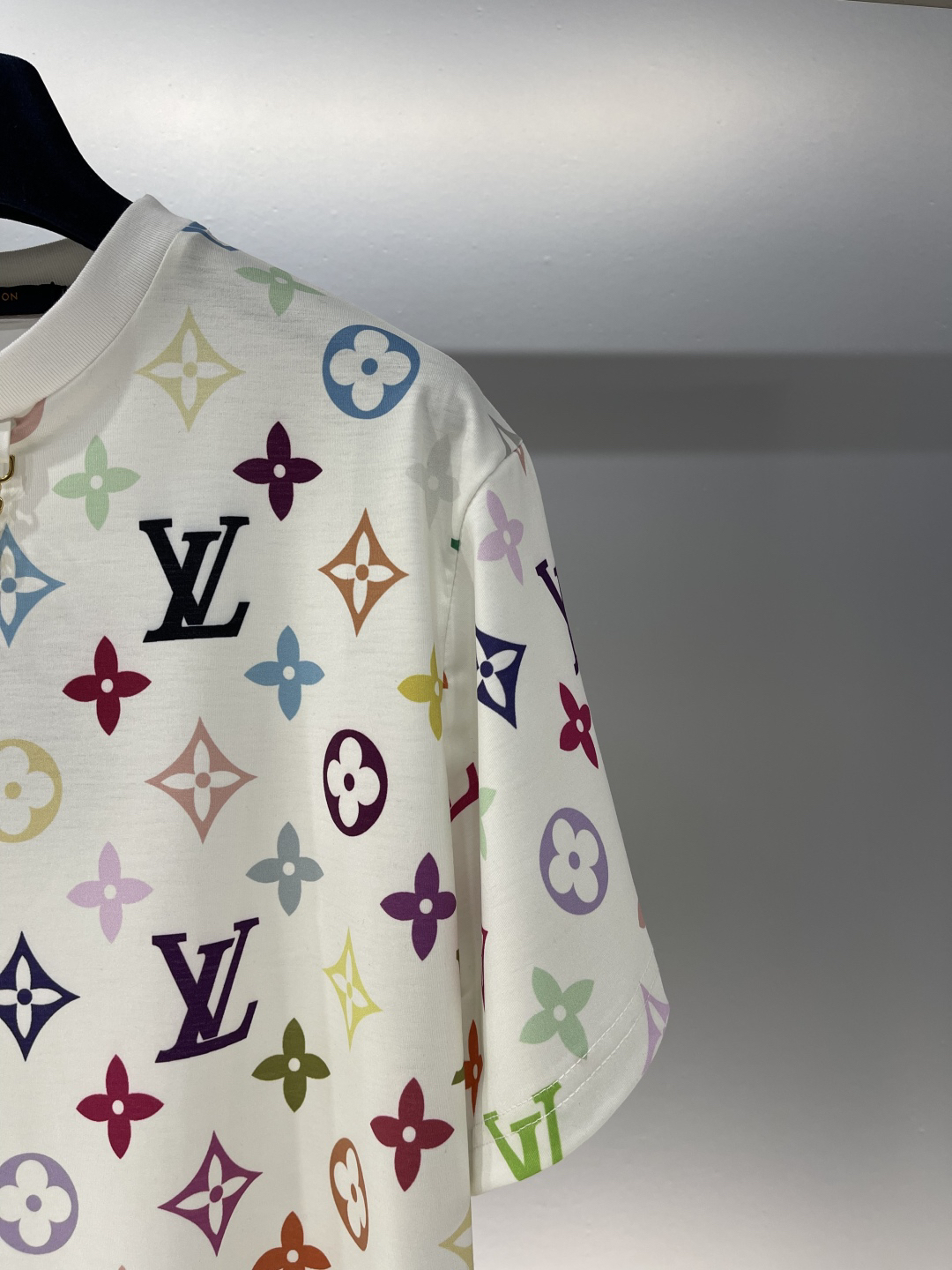 LU25SS Four Leaf Clover Letter Print Chain T-Shirt