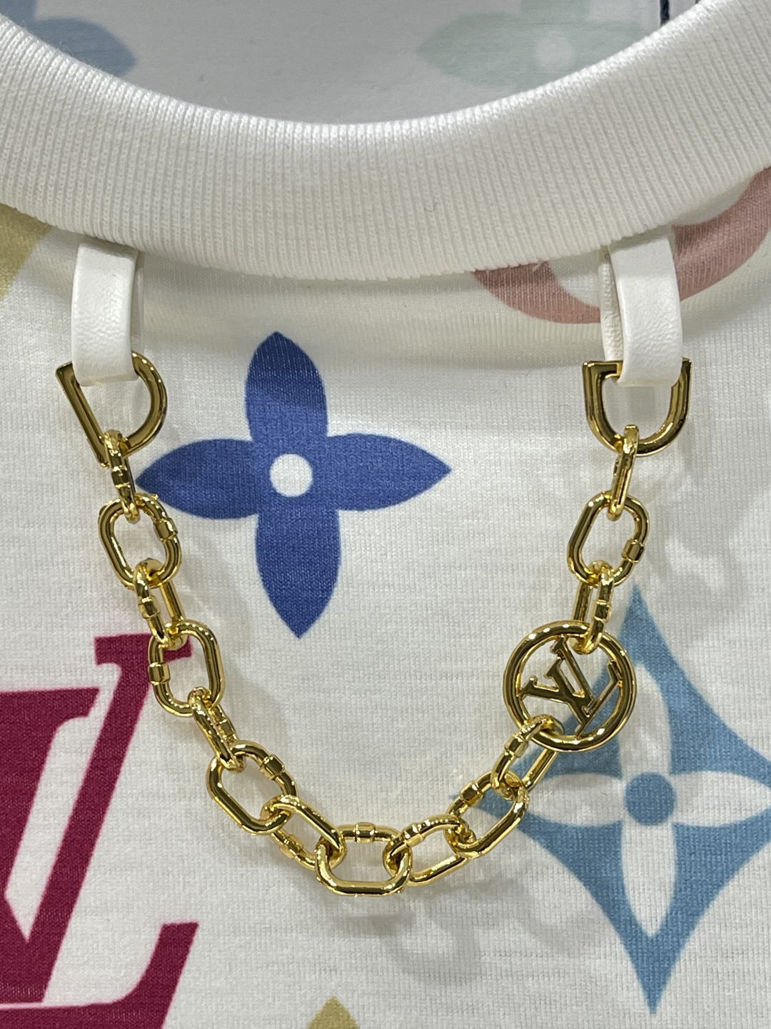 LU25SS Four Leaf Clover Letter Print Chain T-Shirt