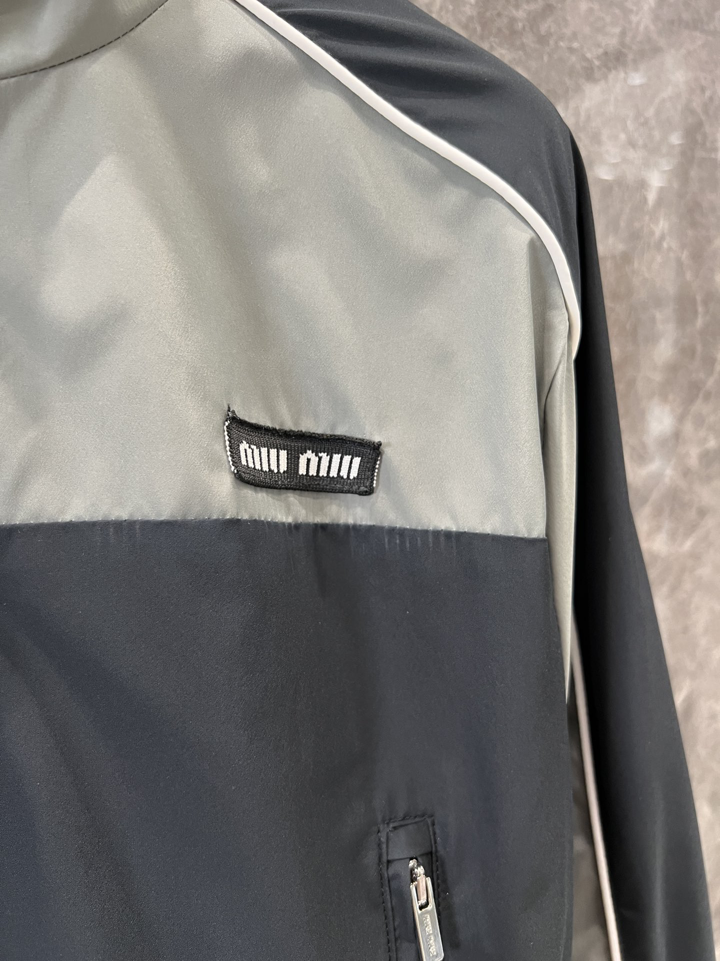 MIU25SS monogrammed appliquéd stand-up collar colorblocked short jacket