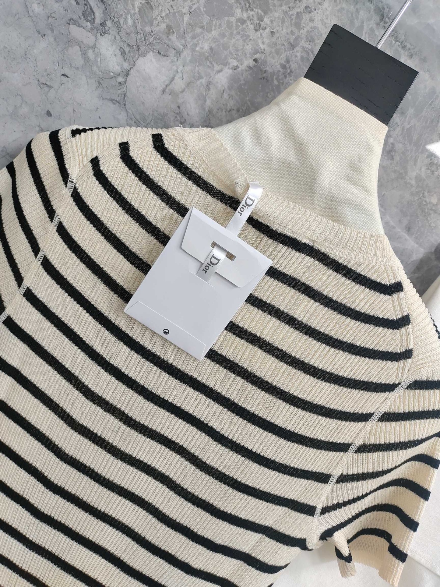 DIA 2025SS Classic Knitted T with Striped Alphabet