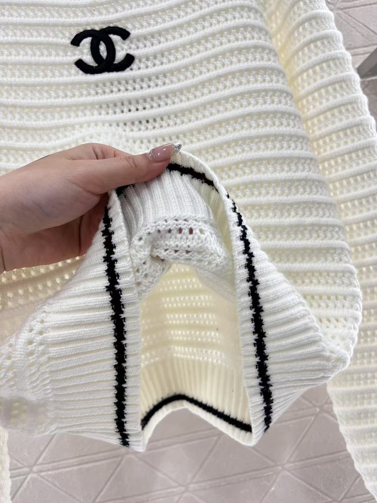 Round neck hollow crocheted long-sleeved sweater