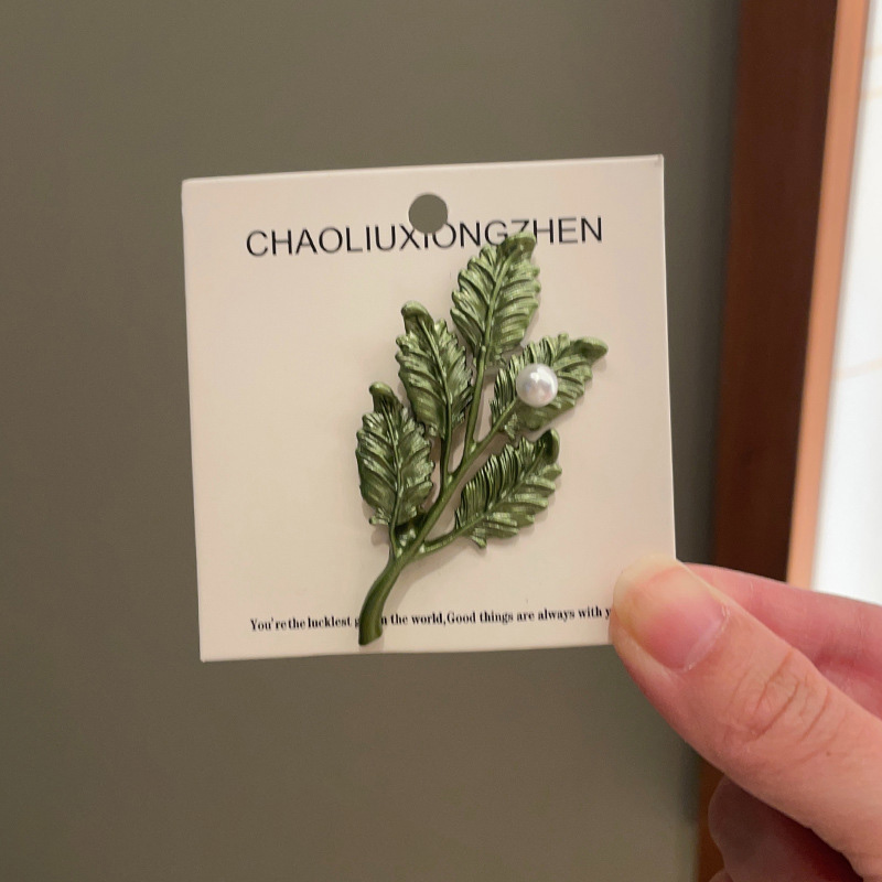 Green plant flower brooch