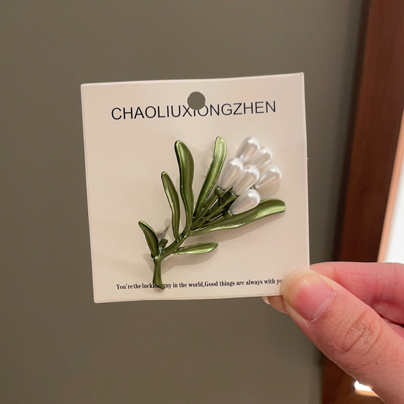 Green plant flower brooch