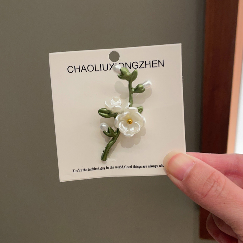 Green plant flower brooch