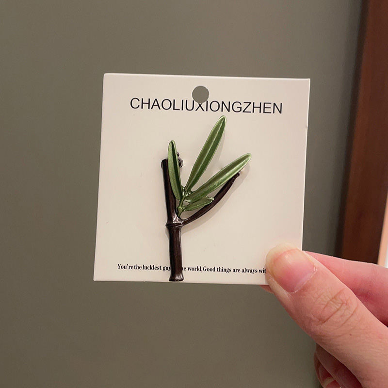 Green plant flower brooch