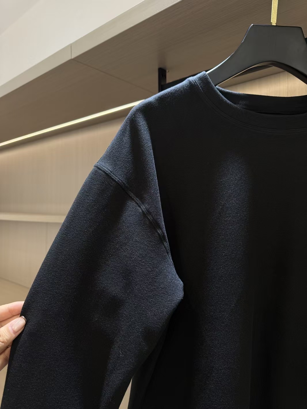 Round neck, solid color, loose fit, durable, non-pilling, versatile long-sleeved top