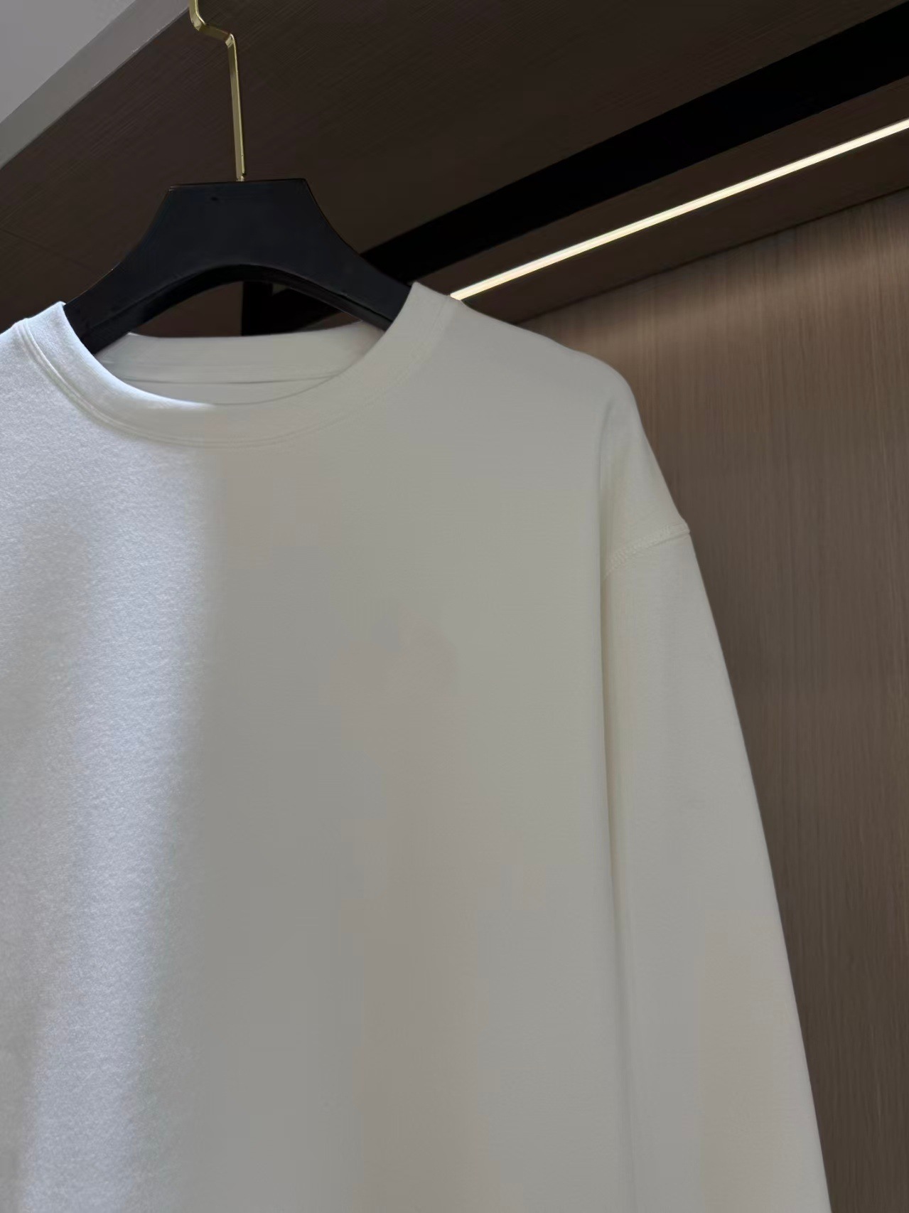 Round neck, solid color, loose fit, durable, non-pilling, versatile long-sleeved top