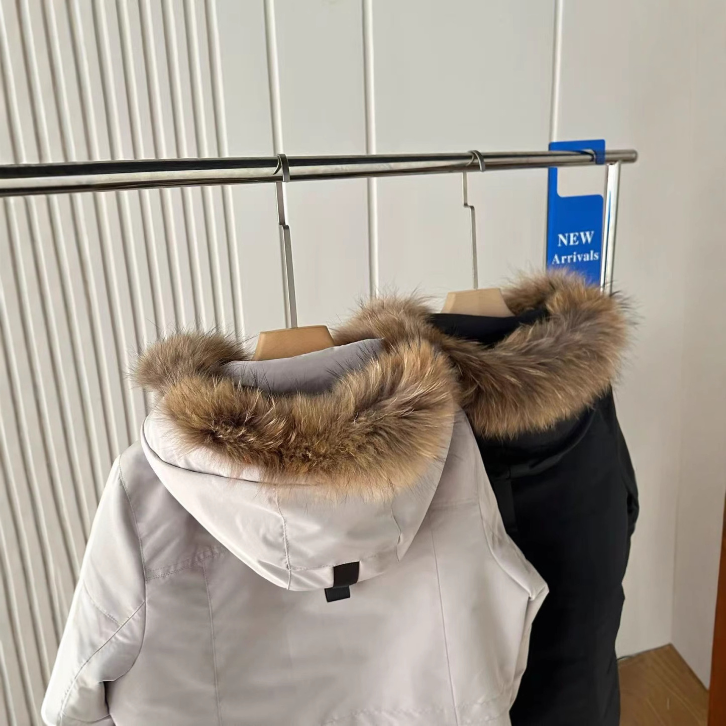 Women's Thickened Windproof and Waterproof Down Jacket