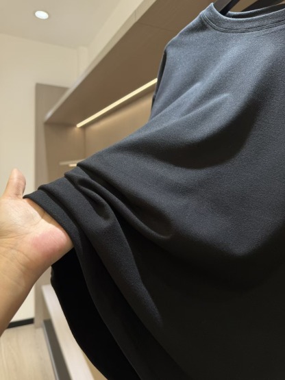 Round neck, solid color, loose fit, durable, non-pilling, versatile long-sleeved top