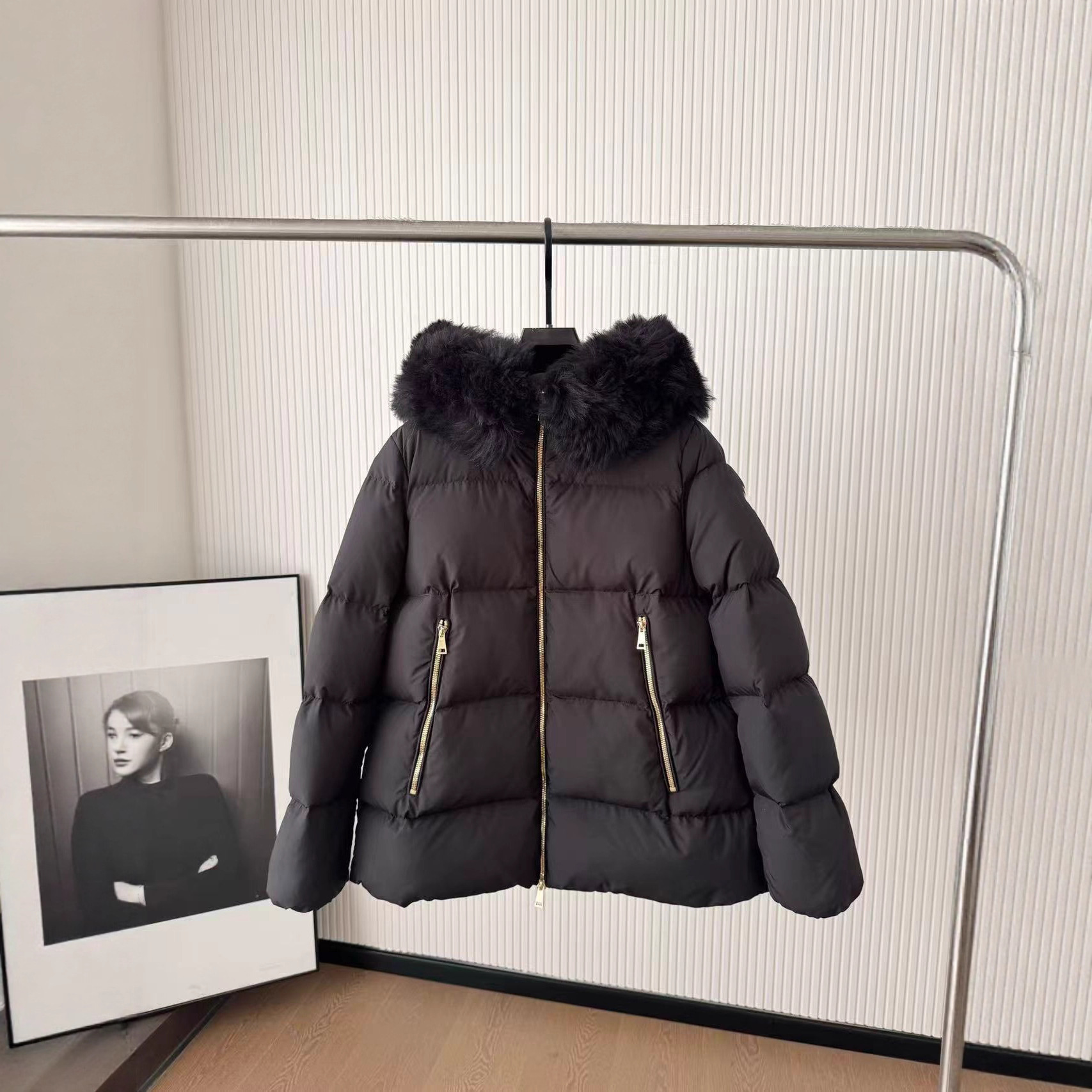 Women's windproof and warm hooded down jacket with fur collar