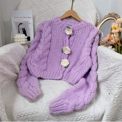 Slim-fitting, short-length knitted sweater