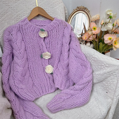 Slim-fitting, short-length knitted sweater
