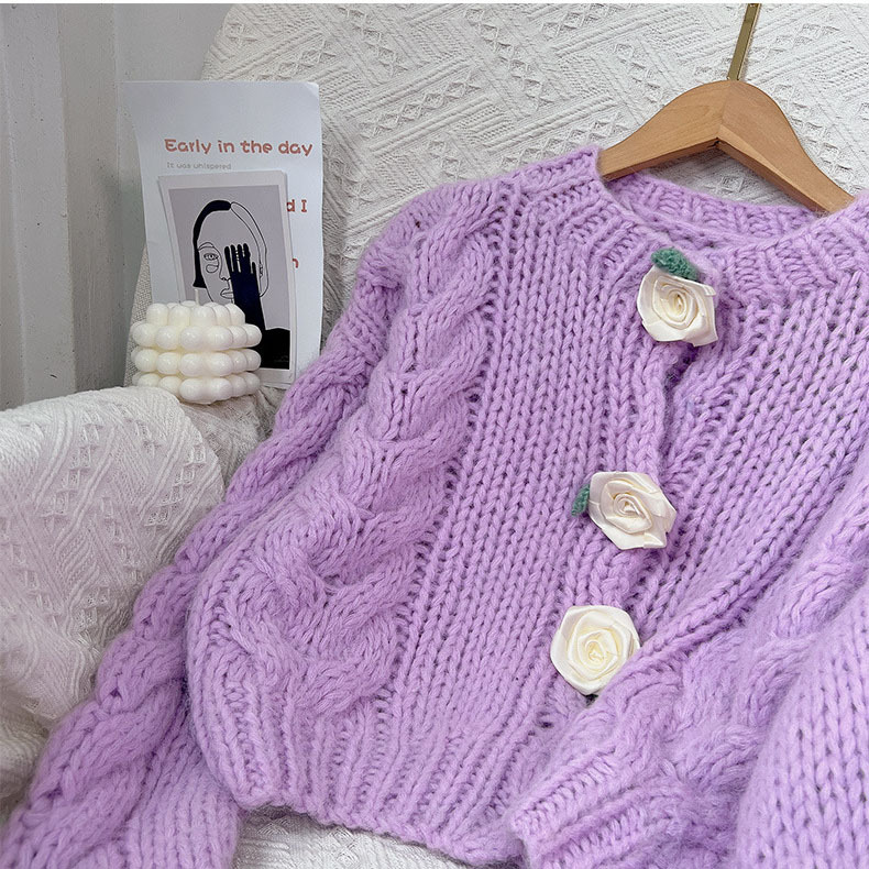 Slim-fitting, short-length knitted sweater