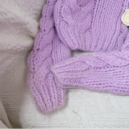 Slim-fitting, short-length knitted sweater