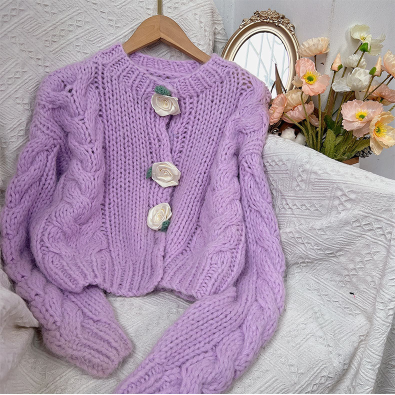 Slim-fitting, short-length knitted sweater