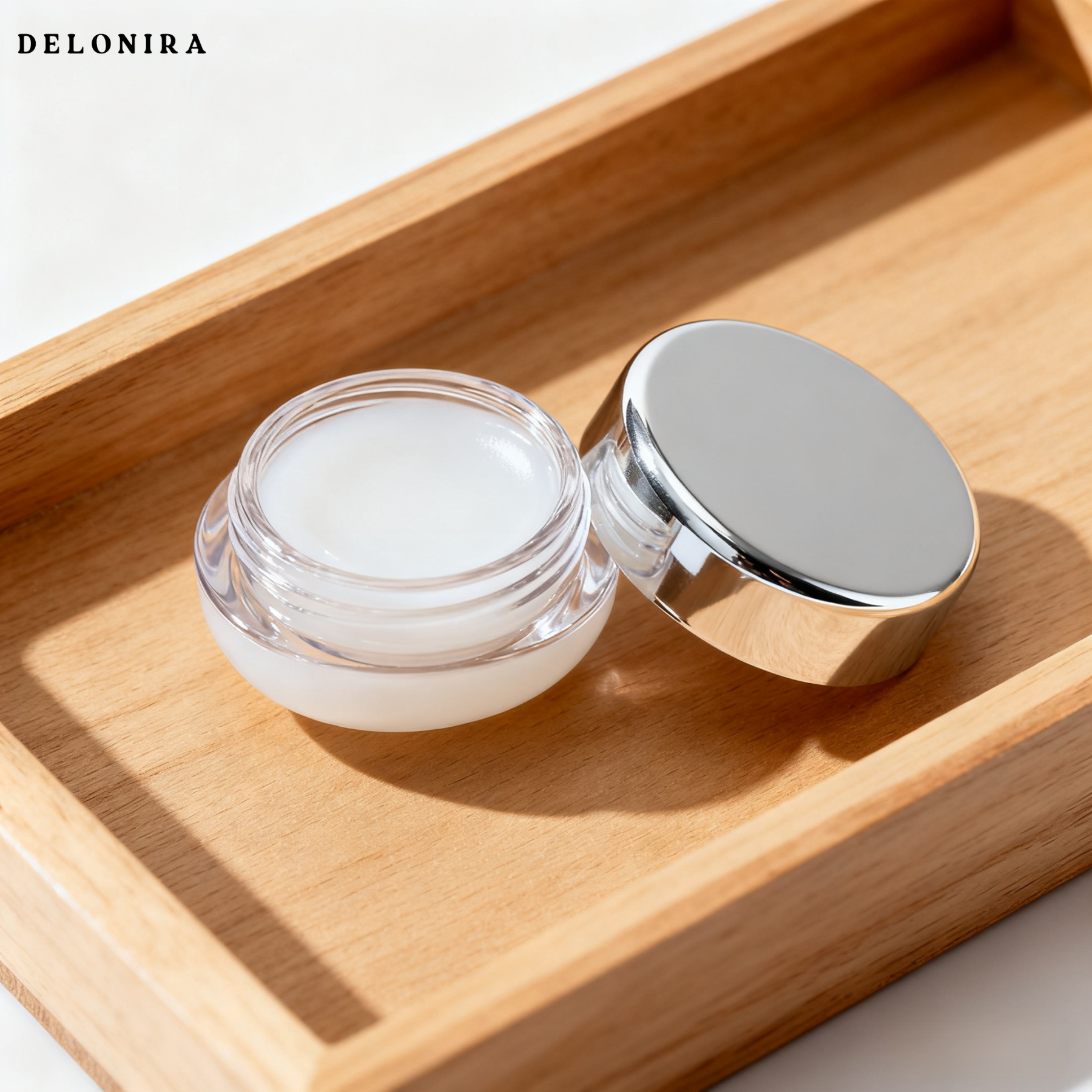 Delonira   Hellt Lippenfältchen auf, spendet Feuchtigkeit und pflegt den Lippenstift