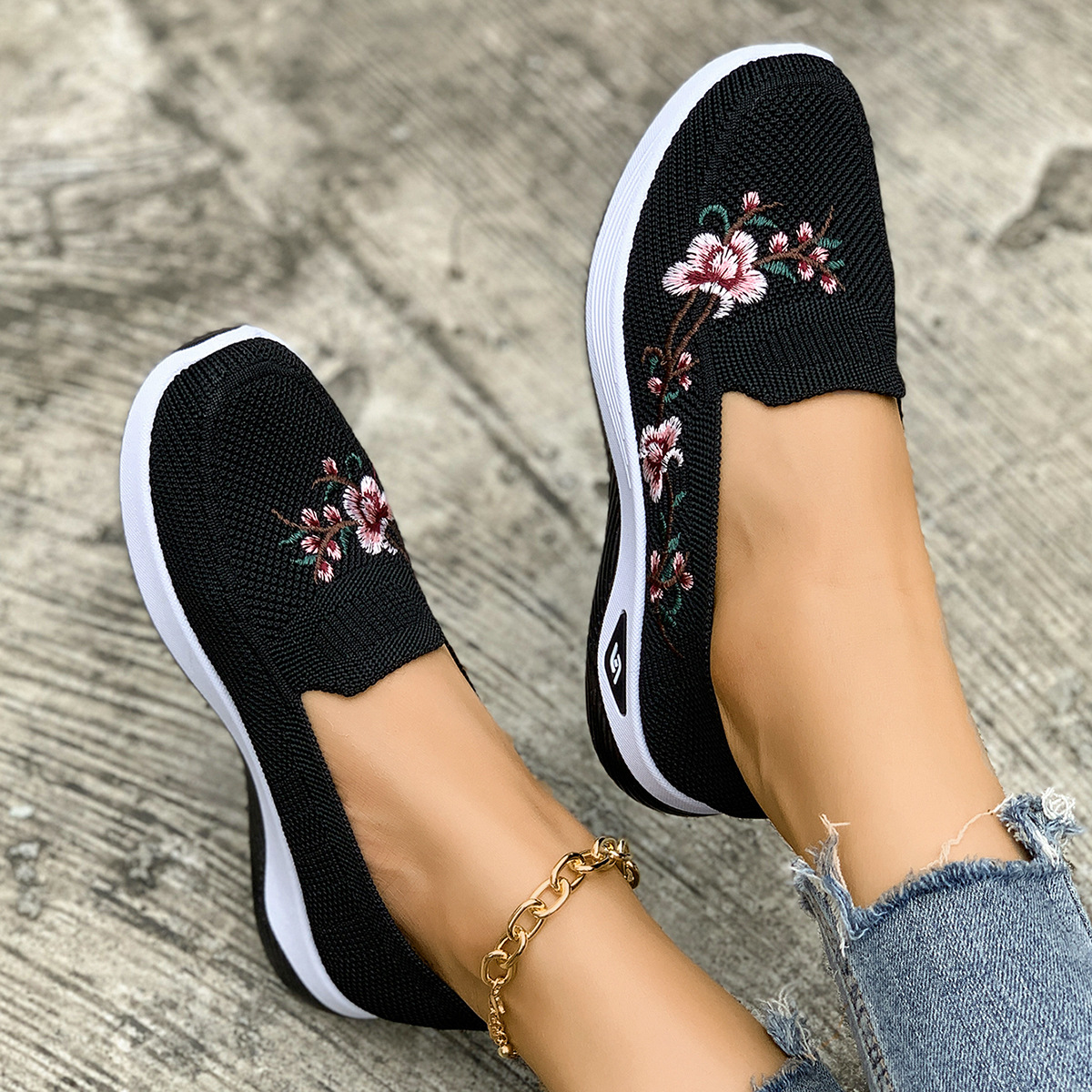 🔥Last day of sale! 30% off!🔥 Women's embroidered, breathable knitted casual shoes