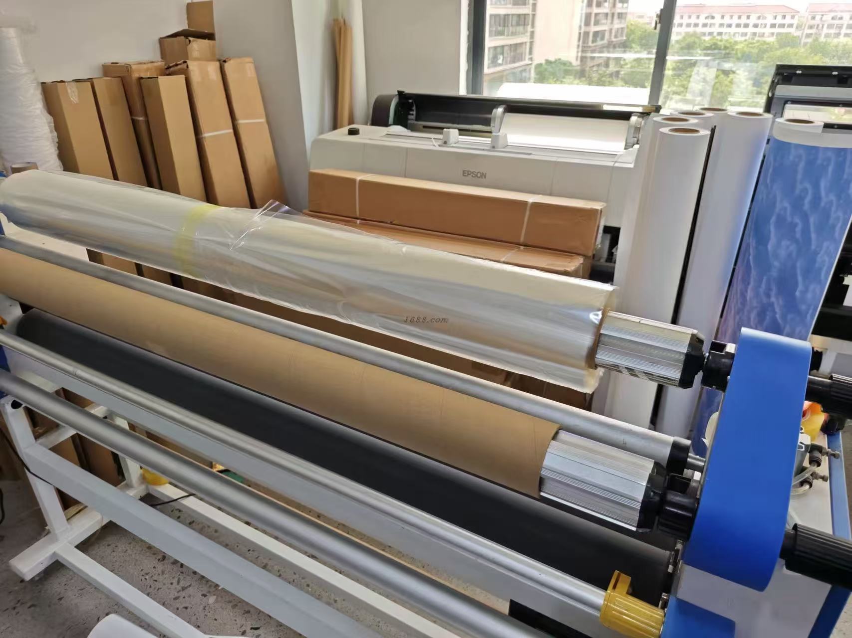 Roll-fed laminating equipment in the production workshop