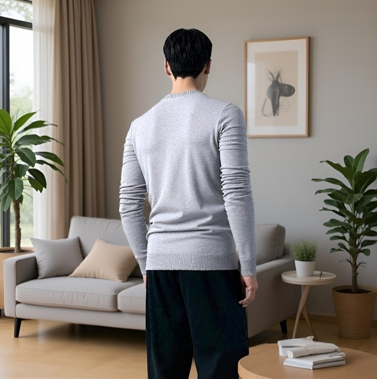 Kényelmes férfi pulóver viselet közben