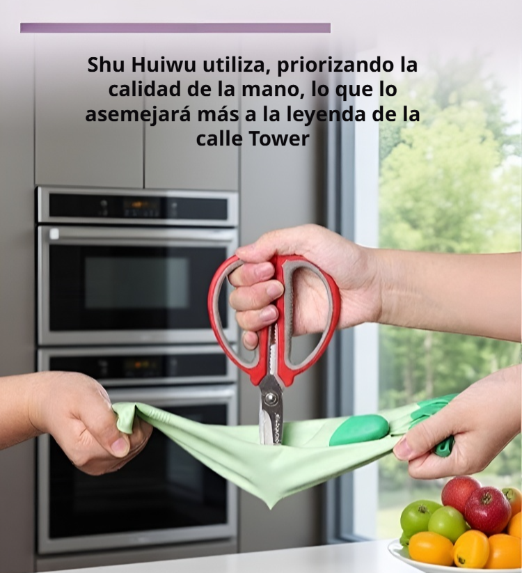 Guantes de limpieza protegiendo manos de productos químicos