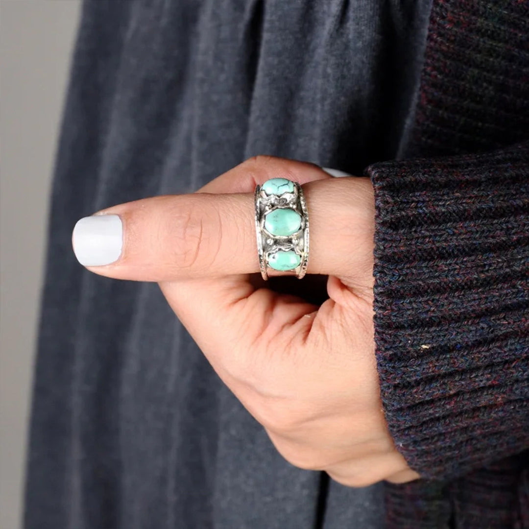 Boho Chic: Stunning Turquoise Ring with a Bohemian Twist