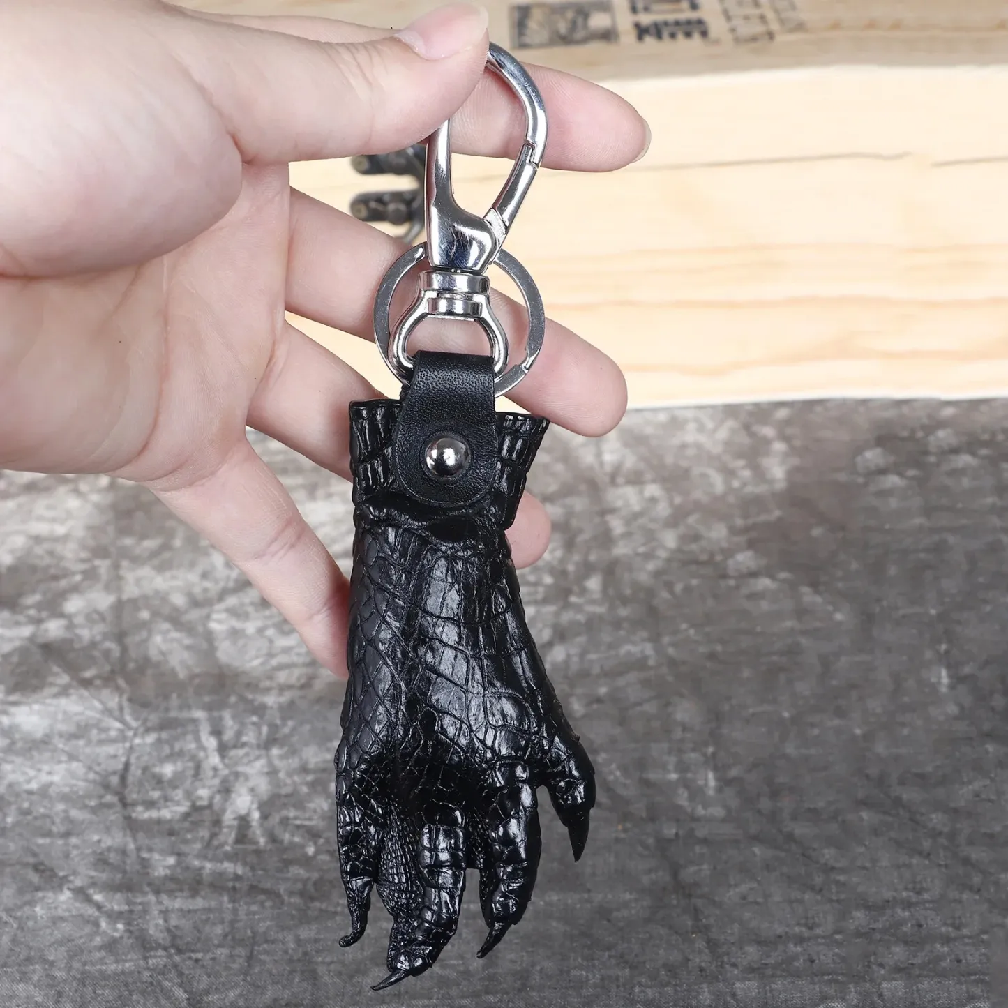 Handcrafted Alligator Foot Keychain – Exotic Reptile Claw Souvenir Gift, Unique Nature-Inspired Key Ring