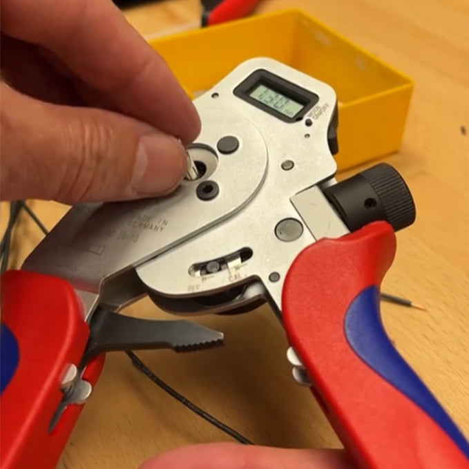 Four-axis digital crimping pliers