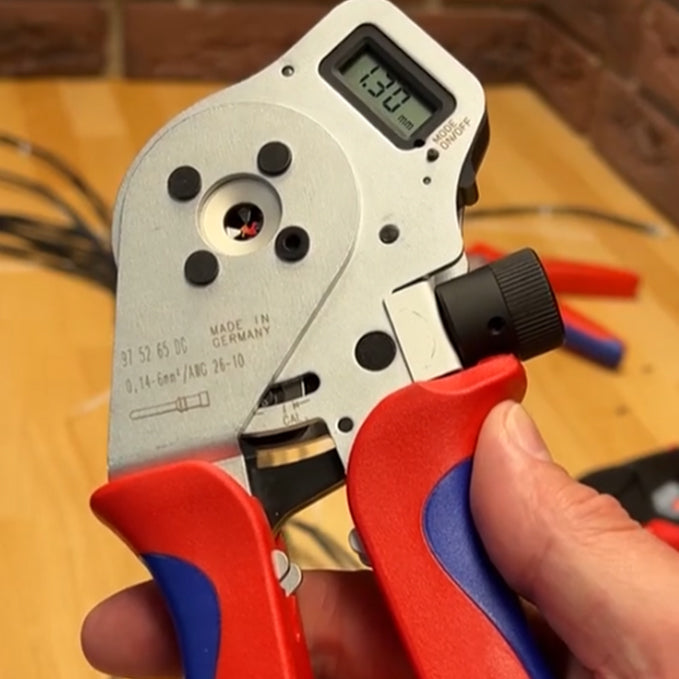 Four-axis digital crimping pliers