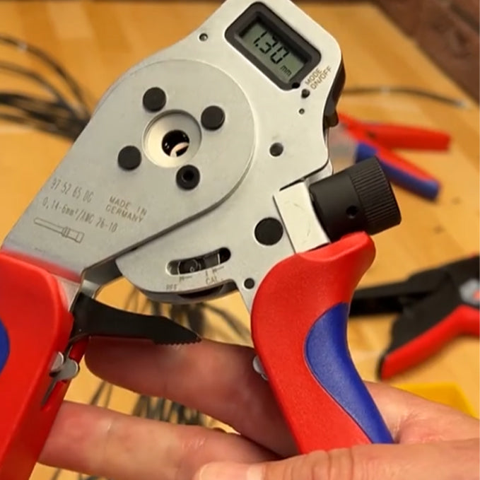Four-axis digital crimping pliers