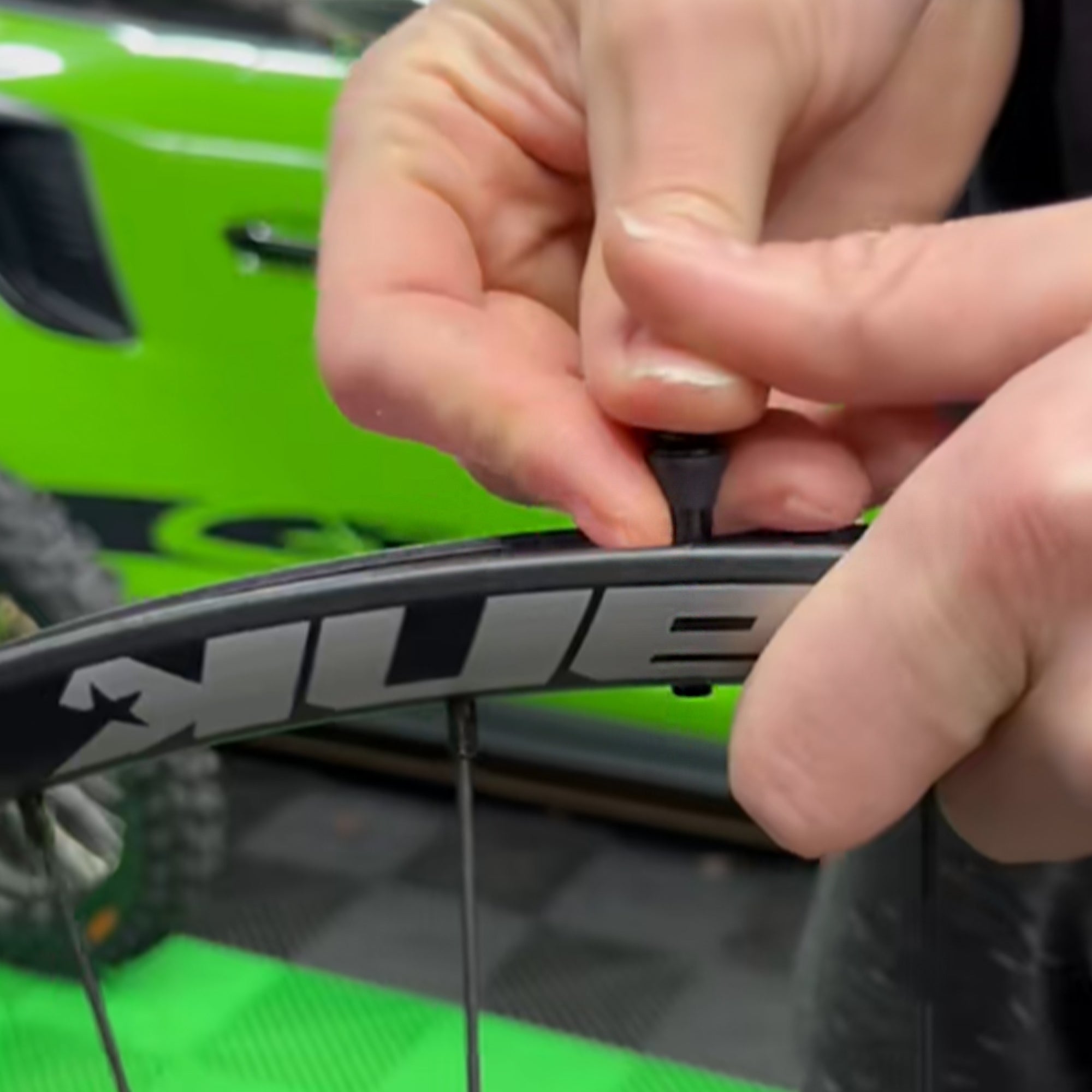 Black tubeless valve stem