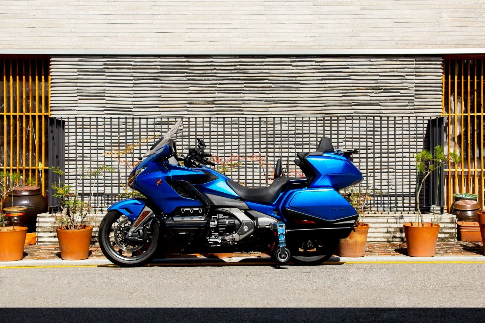 Motorcycle Lift Stand – Black Aluminum, Bolt-On Swingarm Jack 🏍️🔧