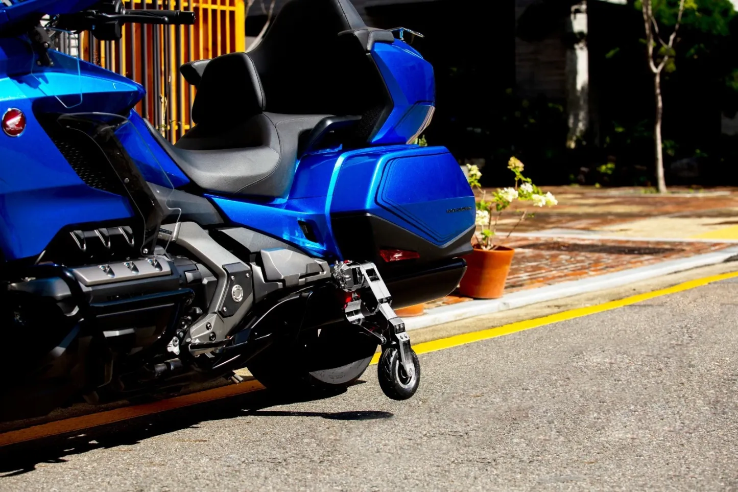 Motorcycle Lift Stand – Black Aluminum, Bolt-On Swingarm Jack 🏍️🔧