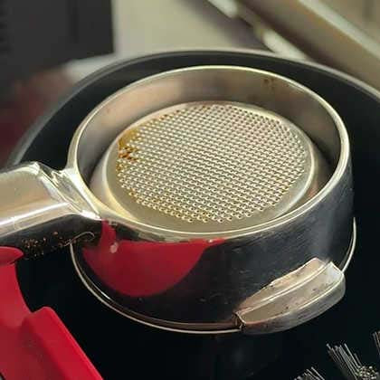 smart cleaner that automatically removes coffee grounds using rotating blades and brushes.