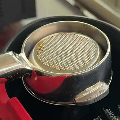 smart cleaner that automatically removes coffee grounds using rotating blades and brushes.