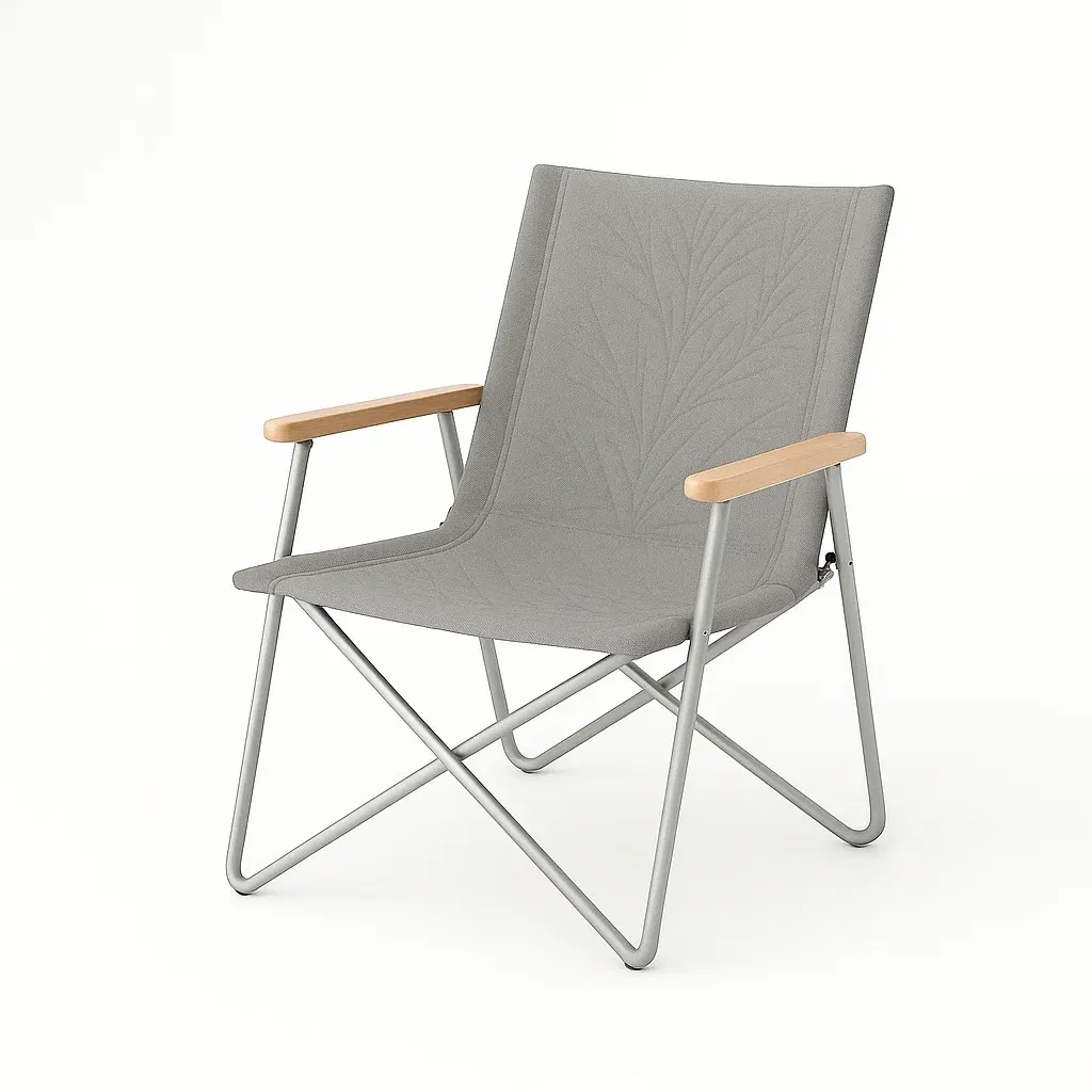 Silla de camping gris con apoyabrazos de madera, poliéster y metal