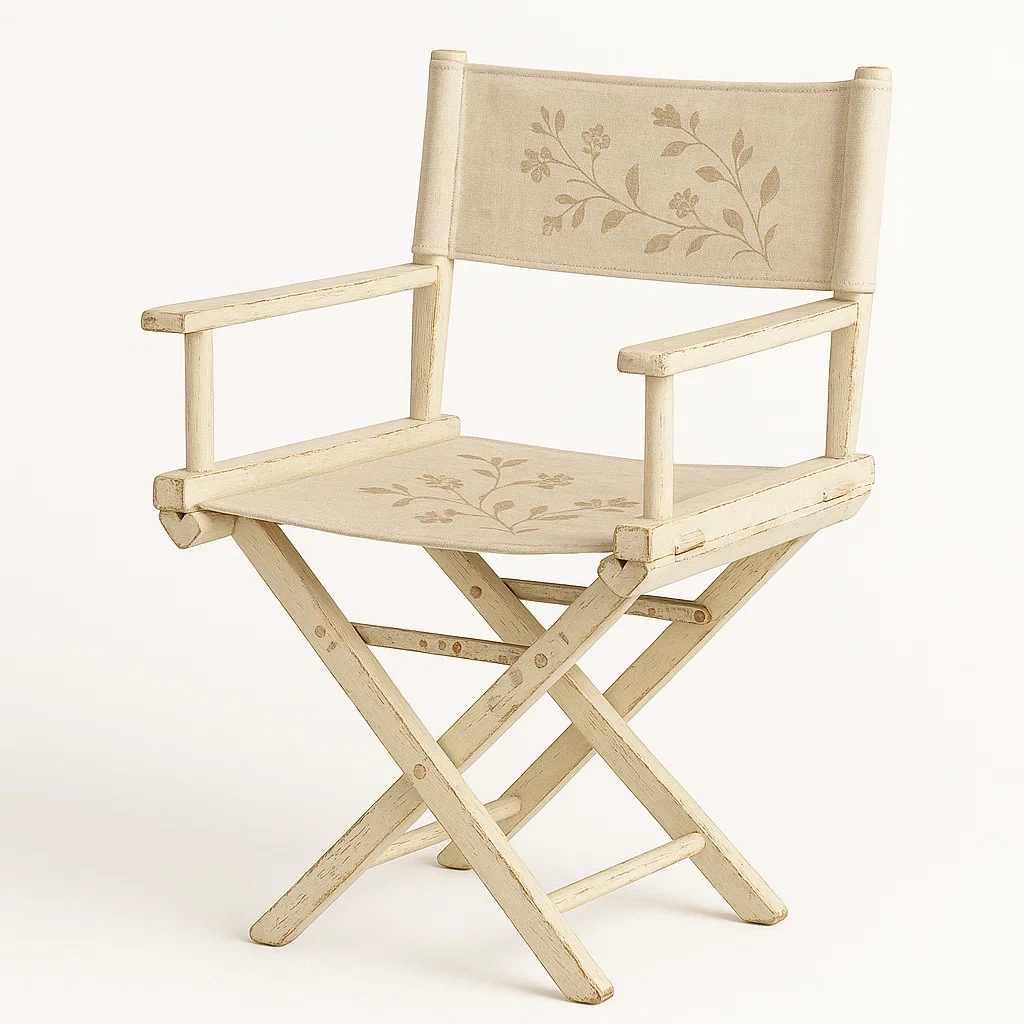 Silla de terraza de madera beige con diseño floral