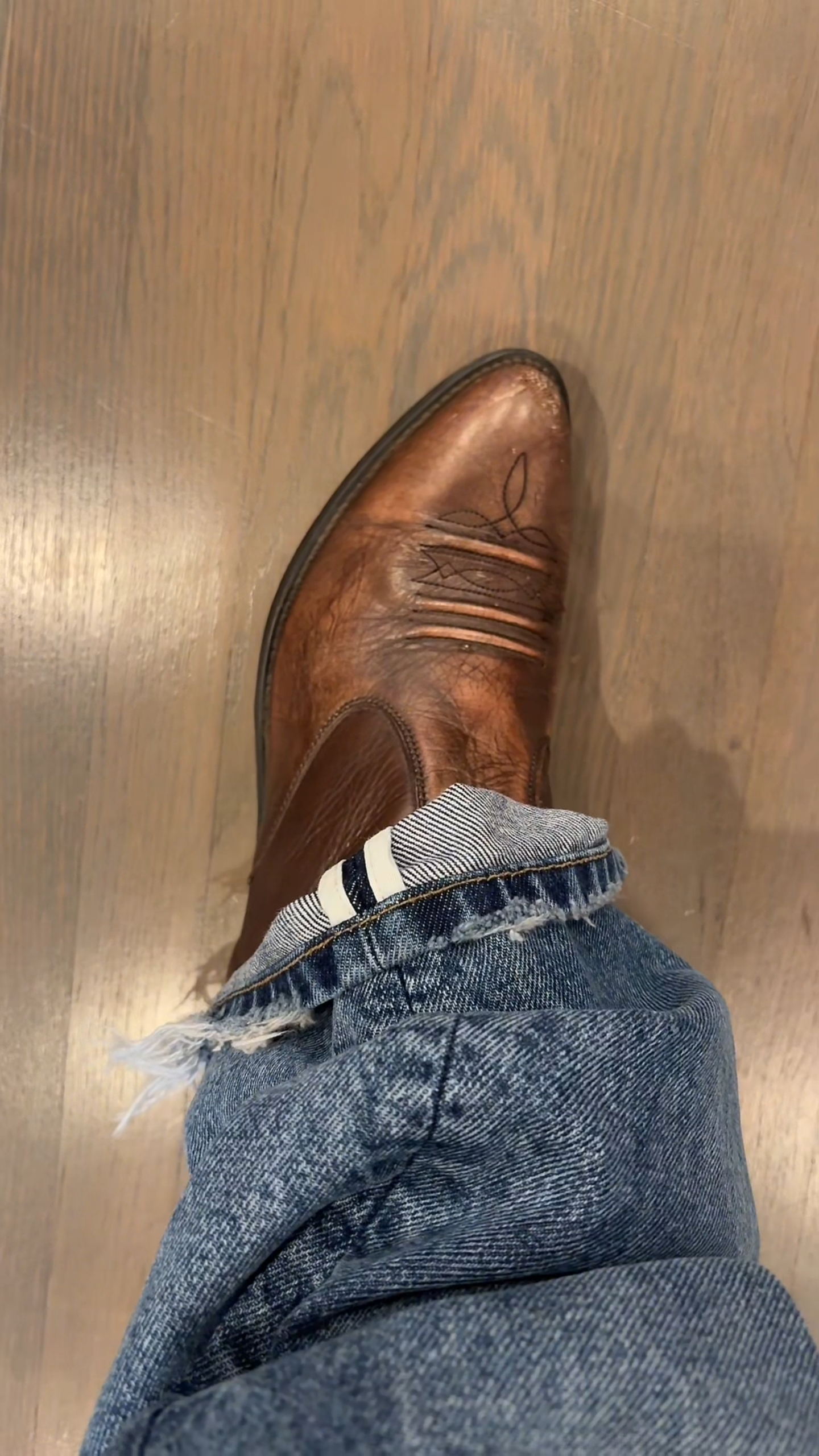 VINTAGE WASHED DISTRESSED DENIM