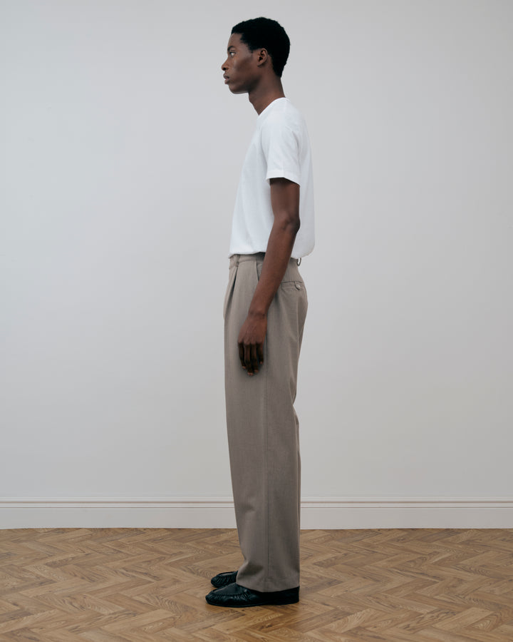 SOFT HANDLE ESSENTIAL PLEATED TROUSERS