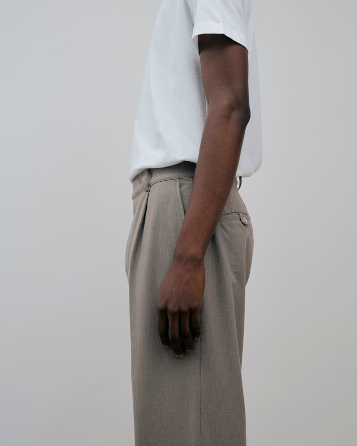 SOFT HANDLE ESSENTIAL PLEATED TROUSERS