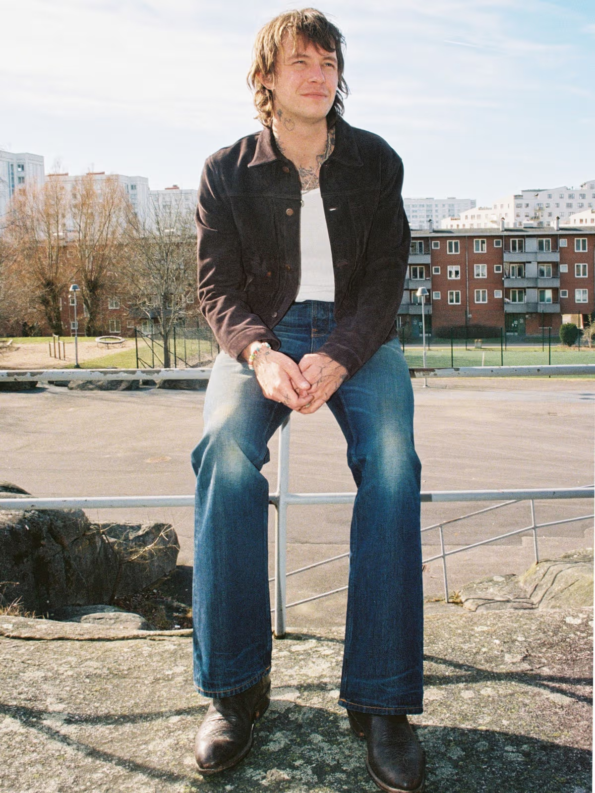 WASHED MID-RISE FLARED JEANS